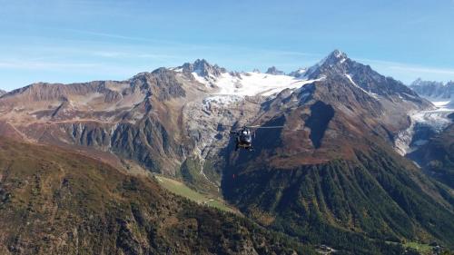 Test de sauvetage à l'Aiguille de Mesure, juste au-dessus de nos têtes ...