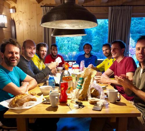 Petit-Déj. Le moment de choisir la course et former les cordées pour la journée.